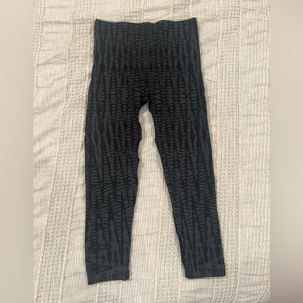 Spanx Look At Me Now Seamless Leggings Black Gray Abstract Print Medium